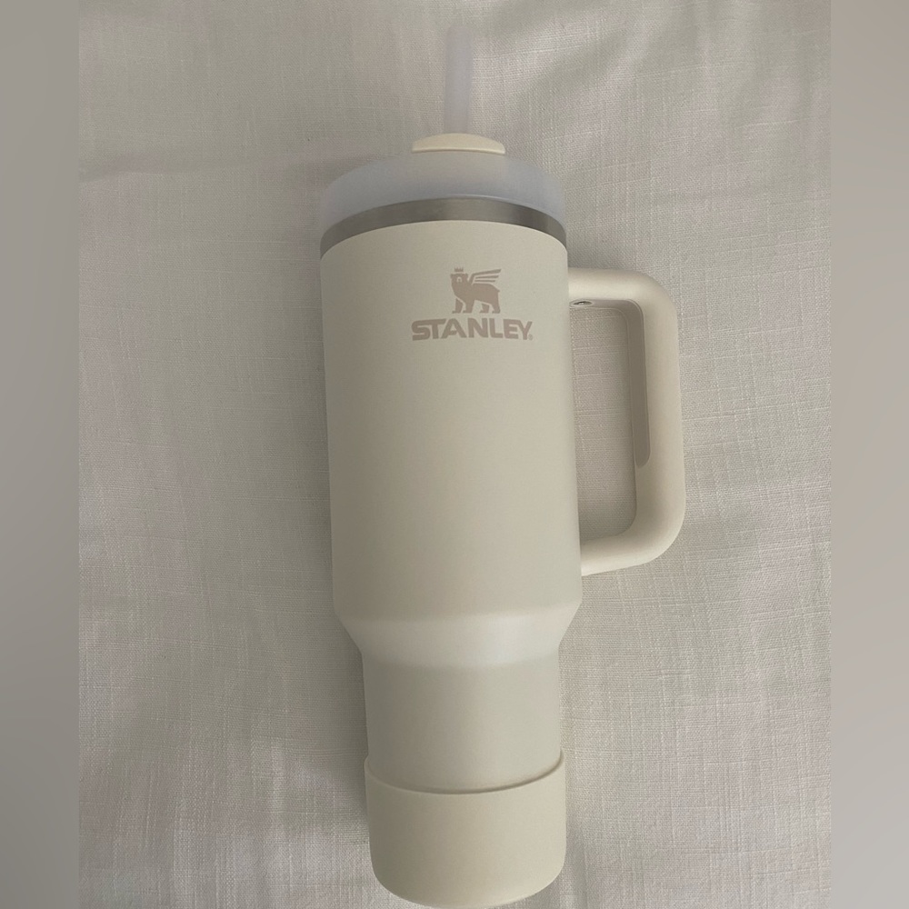 🤍✨MATCHING BOOT included! Stanley 40oz Cream Tumbler✨🤍